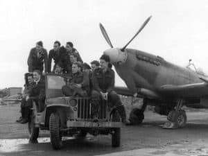 Sur les traces d’un pilote de Spitfire, une biographie de Philippe Erkes sur l’épopée vécue par son père, devenu Peter dans la Royal Air Force